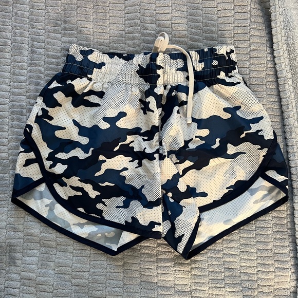 athletic shorts - Picture 4 of 7